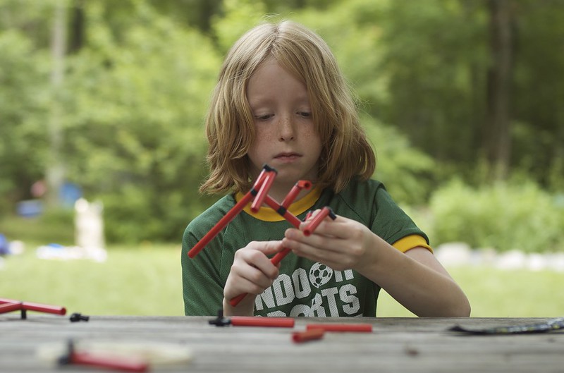 Niño construyendo un juguete