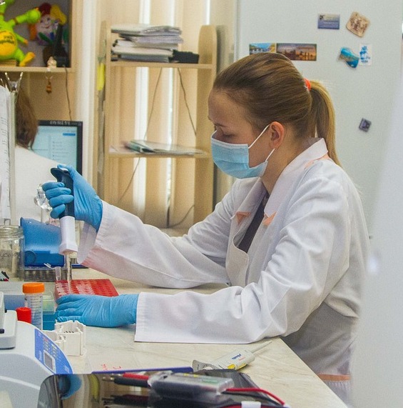 Mujer científica haciendo un experimento