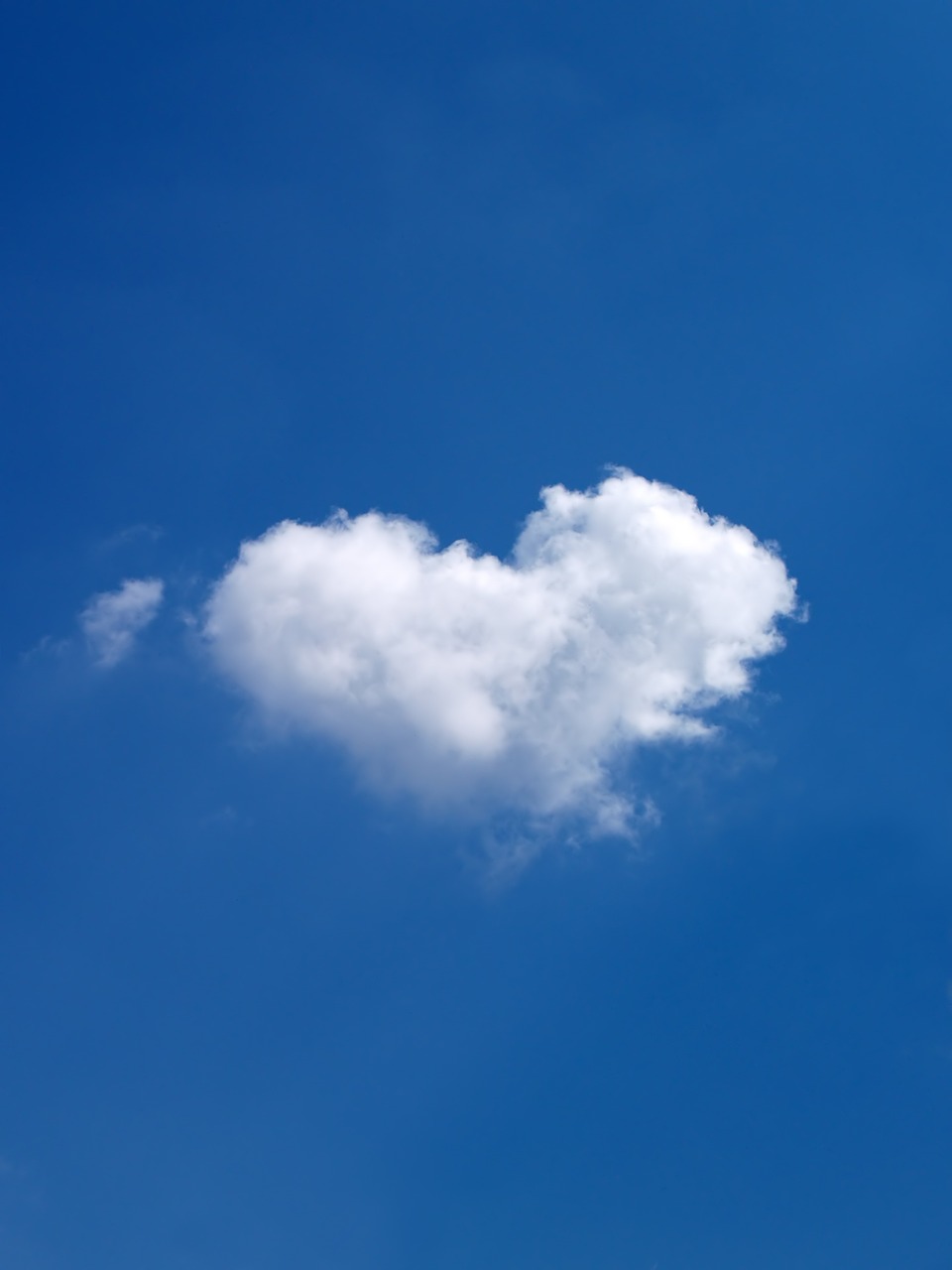 Nube en forma de corazón en el cielo azul 